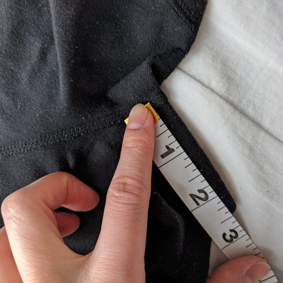 Lululemon 2.5 inseam shorts - Picture 4 of 6